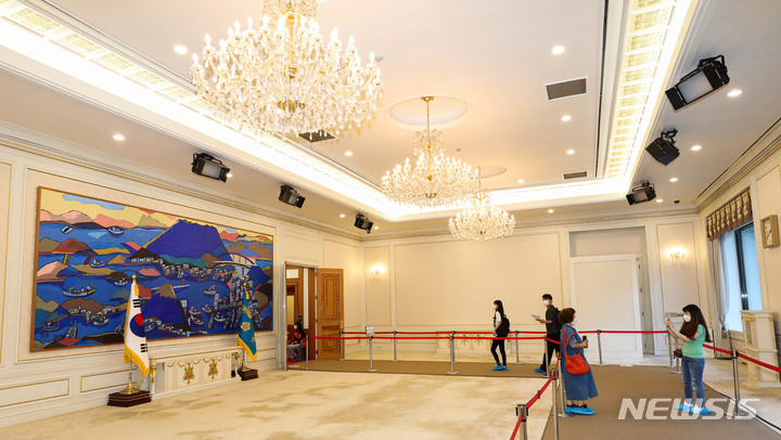 [서울=뉴시스] 권창회 기자 = 청와대 본관 내부 일부 및 관저 내부가 일반인들에게 공개된 26일 오후 시민들이 청와대 본관 인왕실을 둘러보고 있다. 2022.05.26. kch0523@newsis.com
