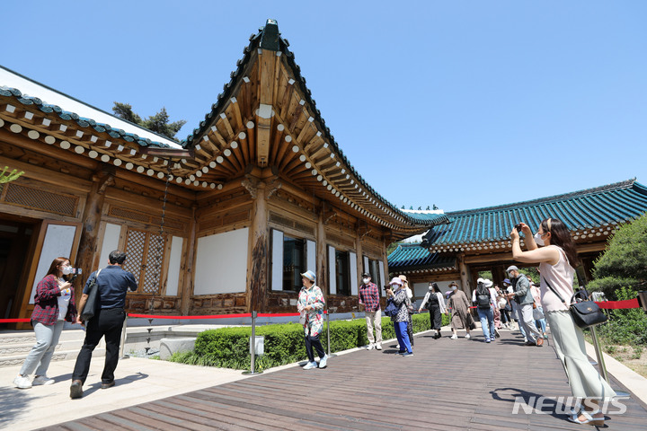 [서울=뉴시스] 권창회 기자 = 청와대 본관 내부 일부 및 관저 내부가 일반인들에게 공개된 26일 오후 시민들이 청와대 관저 내부를 둘러보고 있다. 2022.05.26. kch0523@newsis.com
