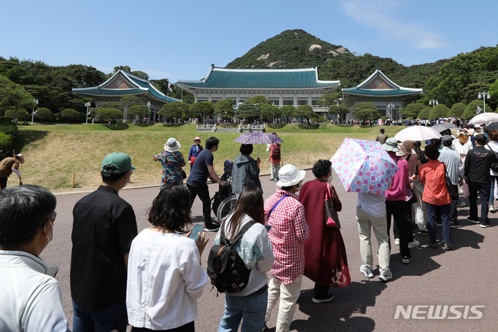 [서울=뉴시스] 권창회 기자 = 청와대 본관 내부 일부 및 관저 내부가 일반인들에게 공개된 26일 오후 시민들이 청와대 본관 입장을 위해 길게 줄 서 있다. 2022.05.26. kch0523@newsis.com
