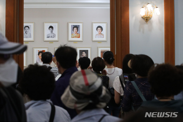 [서울=뉴시스] 권창회 기자 = 청와대 본관 내부 일부 및 관저 내부가 일반인들에게 공개된 26일 오후 시민들이 청와대 본관 무궁화실을 둘러보고 있다. 2022.05.26. kch0523@newsis.com