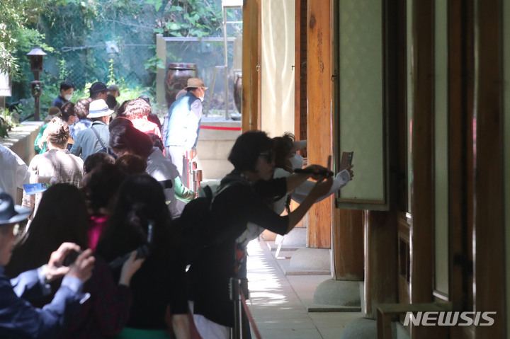 [서울=뉴시스] 권창회 기자 = 청와대 본관 내부 일부 및 관저 내부가 일반인들에게 공개된 26일 오후 시민들이 청와대 관저 내부를 둘러보고 있다. 2022.05.26. kch0523@newsis.com