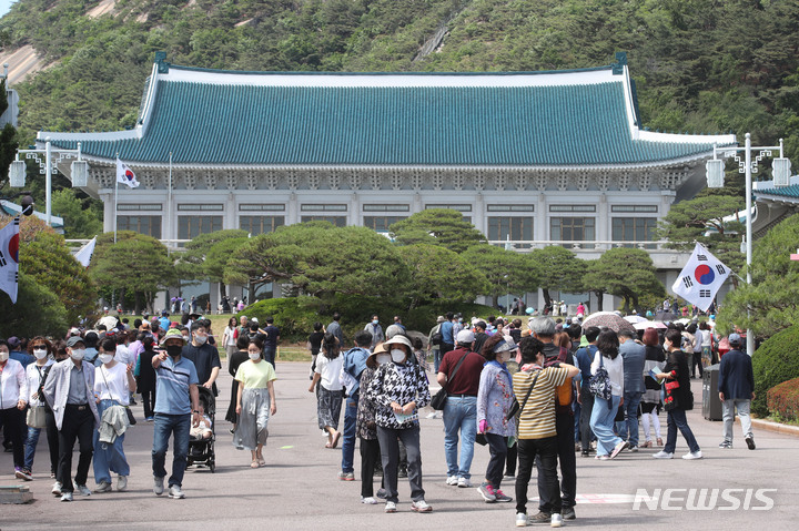 [서울=뉴시스] 권창회 기자 = 청와대 본관 내부 일부 및 관저 내부가 일반인들에게 공개된 26일 오후 시민들이 청와대 본관 입장을 위해 길게 줄 서 있다. 2022.05.26. kch0523@newsis.com