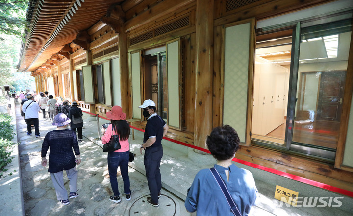 [서울=뉴시스] 권창회 기자 = 청와대 본관 내부 일부 및 관저 내부가 일반인들에게 공개된 26일 오후 시민들이 청와대 관저 내부를 둘러보고 있다. 2022.05.26. kch0523@newsis.com