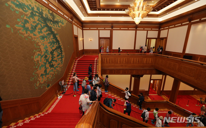 [서울=뉴시스] 권창회 기자 = 청와대 본관 내부 일부 및 관저 내부가 일반인들에게 공개된 26일 오후 시민들이 청와대 본관 내부를 둘러보고 있다. 2022.05.26. kch0523@newsis.com