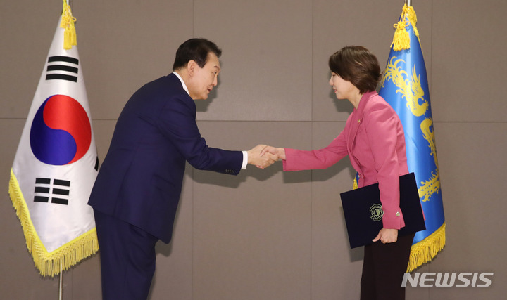 [세종=뉴시스] 전신 기자 = 윤석열 대통령이 26일 정부세종청사에서 이영 중소벤처기업부 장관에게 임명장을 수여하고 있다. 2022.05.26. photo1006@newsis.com