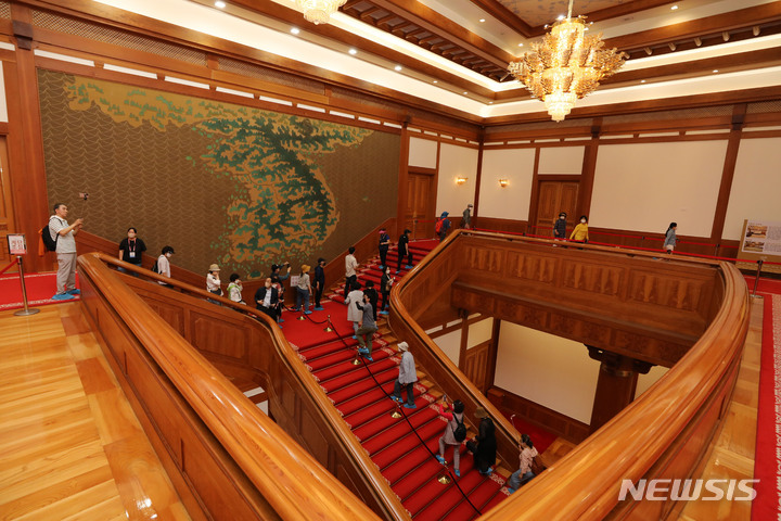 [서울=뉴시스] 권창회 기자 = 청와대 본관 내부 일부 및 관저 내부가 일반인들에게 공개된 26일 오후 시민들이 청와대 본관 내부를 둘러보고 있다. 2022.05.26. kch0523@newsis.com