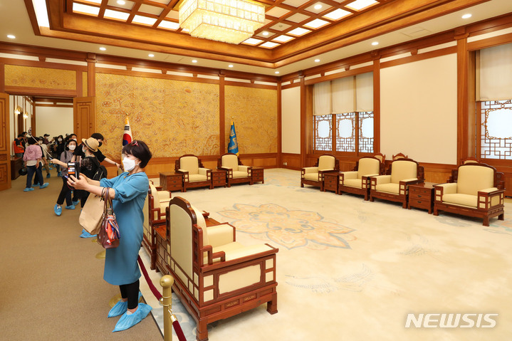 [서울=뉴시스] 권창회 기자 = 청와대 본관 내부 일부 및 관저 내부가 일반인들에게 공개된 26일 오후 시민들이 청와대 본관 접견실을 둘러보고 있다. 2022.05.26. kch0523@newsis.com