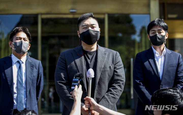 [서울=뉴시스] 정병혁 기자 = 김본환 로앤컴퍼니 대표가 26일 오후 서울 종로구 헌법재판소에서 열린 변호사 광고에 관한 규정제3조 제2항 위헌확인 사건 판결을 마친 뒤 대심판정 앞에서 입장을 발표하고 있다. 2022.05.26. jhope@newsis.com