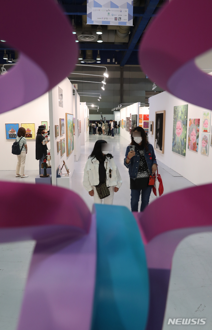 [서울=뉴시스] 고승민 기자 = 조형아트서울 2022 전시 전경. 2022.05.26. kkssmm99@newsis.com