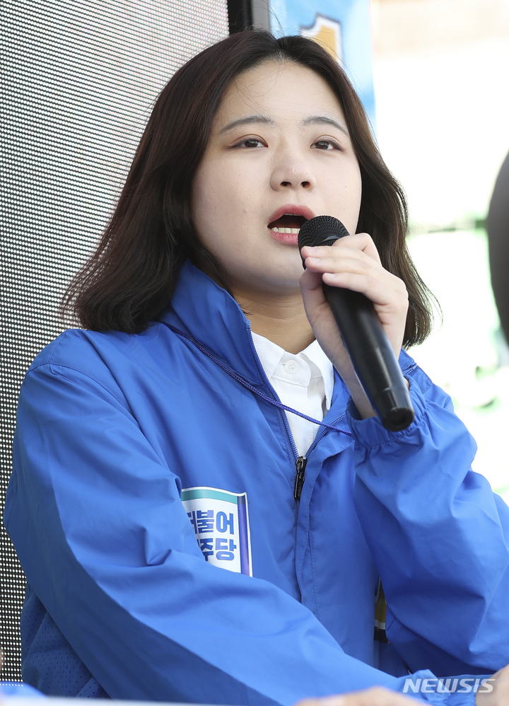 [서울=뉴시스] 최진석 기자 = 박지현 더불어민주당 상임선대위원장이 26일 오후 서울 강북구 수유역 앞에서 이순희 강북구청장 후보 지원유세를 하고 있다. 2022.05.26. myjs@newsis.com