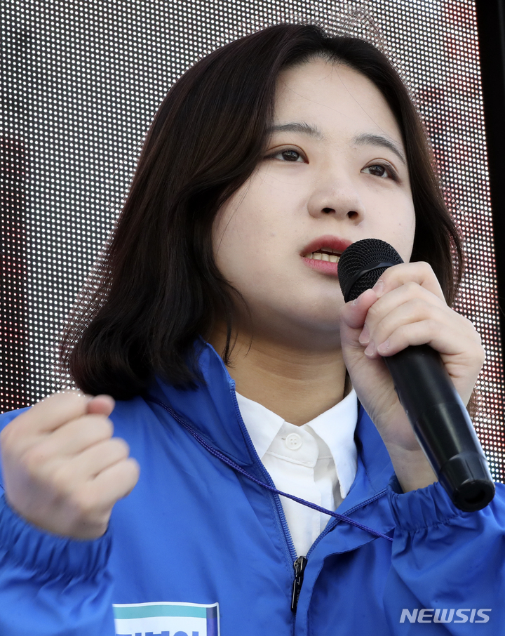 [서울=뉴시스] 최진석 기자 = 박지현 더불어민주당 상임선대위원장이 26일 오후 서울 강북구 수유역 앞에서 이순희 강북구청장 후보 지원유세를 하고 있다. 2022.05.26. myjs@newsis.com