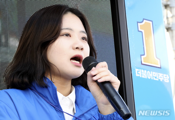 [서울=뉴시스] 최진석 기자 = 박지현 더불어민주당 상임선대위원장이 26일 오후 서울 강북구 수유역 앞에서 이순희 강북구청장 후보 지원유세를 하고 있다. 2022.05.26. myjs@newsis.com