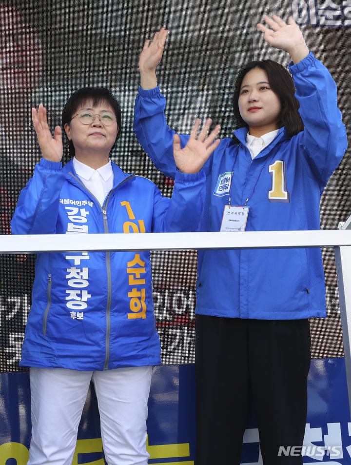 [서울=뉴시스] 최진석 기자 = 박지현(오른쪽) 더불어민주당 상임선대위원장이 26일 오후 서울 강북구 수유역 앞에서 이순희 강북구청장 후보 지원유세를 하고 있다. 왼쪽은 이 강북구청장 후보. 2022.05.26. myjs@newsis.com