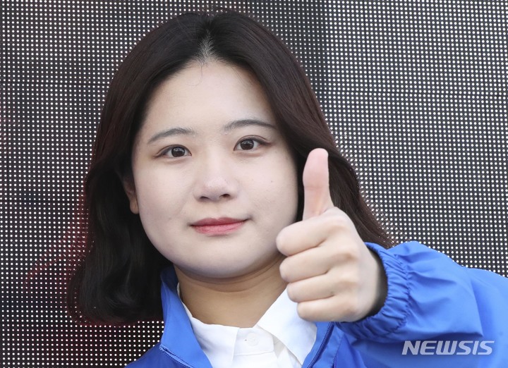 [서울=뉴시스] 최진석 기자 = 박지현 더불어민주당 상임선대위원장이 26일 오후 서울 강북구 수유역 앞에서 이순희 강북구청장 후보 지원유세를 하고 있다. 2022.05.26. myjs@newsis.com
