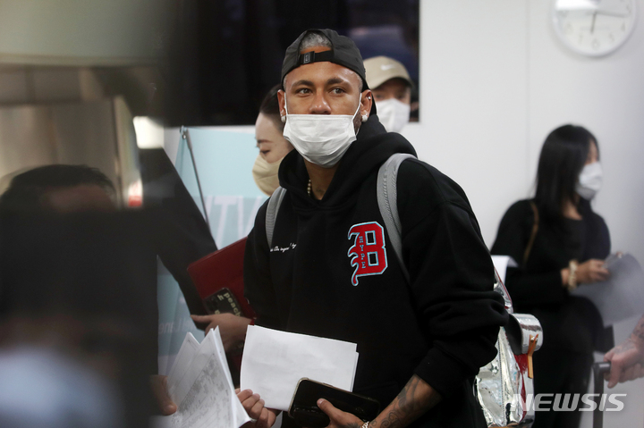 [인천공항=뉴시스] 조성우 기자 = 브라질 축구대표팀 네이마르가 26일 오후 인천국제공항 제1여객터미널을 통해 입국해 코로나19 검사를 받은 뒤 대기하고 있다. 2022.05.26. xconfind@newsis.com