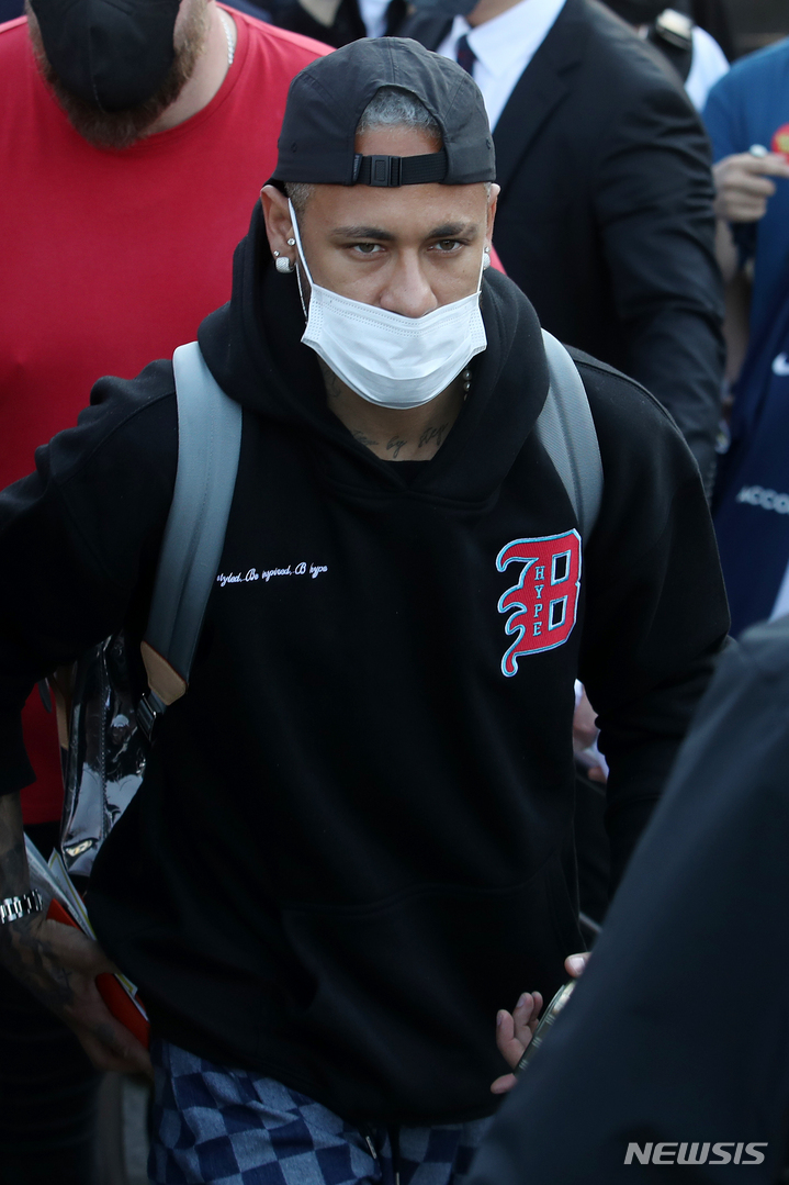 [인천공항=뉴시스] 조성우 기자 = 브라질 축구대표팀 네이마르가 26일 오후 인천국제공항 제1여객터미널을 통해 입국하고 있다. 2022.05.26. xconfind@newsis.com