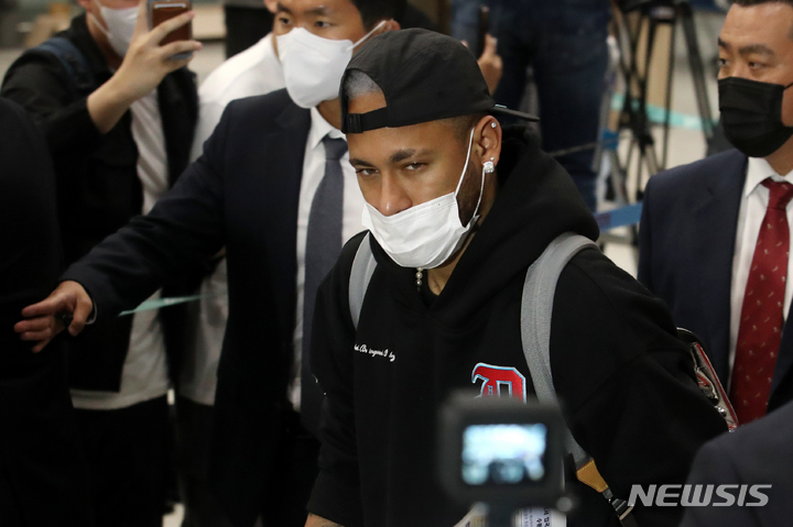 [인천공항=뉴시스] 조성우 기자 = 브라질 축구대표팀 네이마르가 26일 오후 인천국제공항 제1여객터미널을 통해 입국하고 있다. 2022.05.26. xconfind@newsis.com