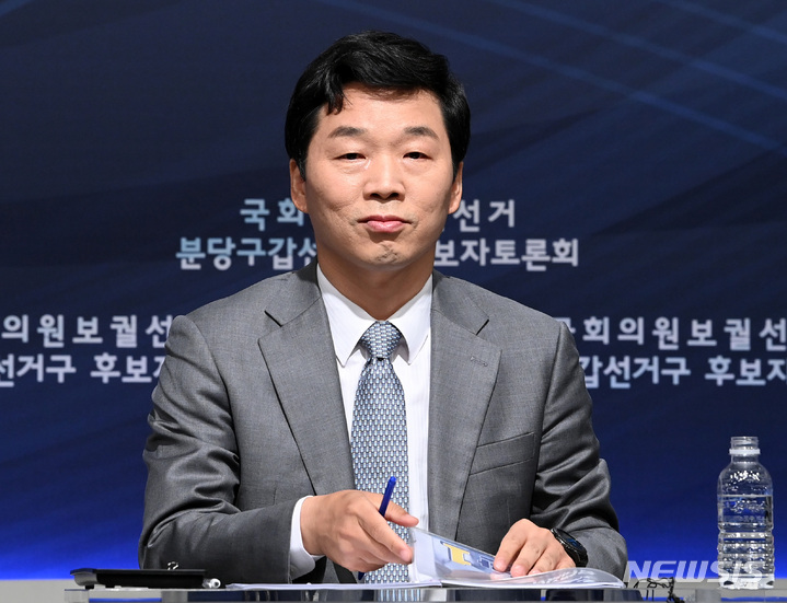 [성남=뉴시스] 국회사진기자단 = 경기 성남 분당갑 국회의원 보궐선거에 출마한 김병관 더불어민주당 후보가 26일 경기 성남시 분당구 아름방송에서 열린 성남시 분당구 선거방송토론위원회 주관 국회의원 보궐선거 분당구갑선거구 후보자 토론회를 준비하고 있다. 2022.05.26. photo@newsis.com