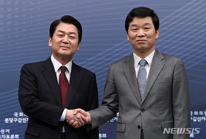 [성남=뉴시스] 국회사진기자단 = 경기 성남 분당갑 국회의원 보궐선거에 출마한 안철수 국민의힘 후보와 김병관 더불어민주당 후보가 지난 26일 경기 성남시 분당구 아름방송에서 열린 성남시 분당구 선거방송토론위원회 주관 국회의원 보궐선거 분당구갑선거구 후보자 토론회에 앞서 기념촬영을 하고 있다. 2022.05.26. photo@newsis.com