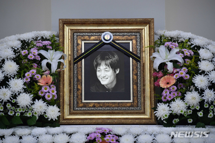 [서울=뉴시스] 사진공동취재단 = 26일 오후 서울 중랑구 서울의료원 장례식장에 배우 이얼(58·이용덕)의 빈소가 마련돼 있다. 드라마 '스토브리그', '보이스4' 등을 비롯해 스크린과 브라운관을 오가며 활약해온 배우 이얼은 식도암 투병 중 별세했다. 2022.05.26. photo@newsis.com