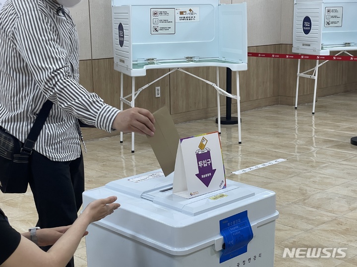 [대전=뉴시스] 김도현 기자 = 제8회 전국동시지방선거 사전투표가 시작된 27일 오전 대전 중구 선화동 대전평생교육진흥원 보문산관 1층에 설치된 사전투표소에서 한 유권자가 소중한 한 표를 행사하고 있다. 2022.05.27. photo@newsis.com