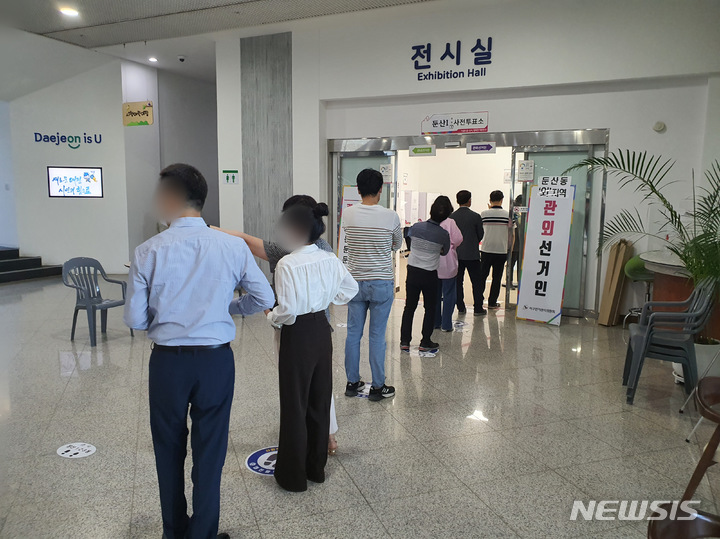 [대전=뉴시스] 제8회 전국동시지방선거 사전투표가 치러지는 27일 오전 대전 서구 둔산동 대전시청 1층에 설치된 사전투표소에서 유권자들이 사전투표를 하기 위해 줄을 서 있다. 2022.05.27. photo@newsis.com