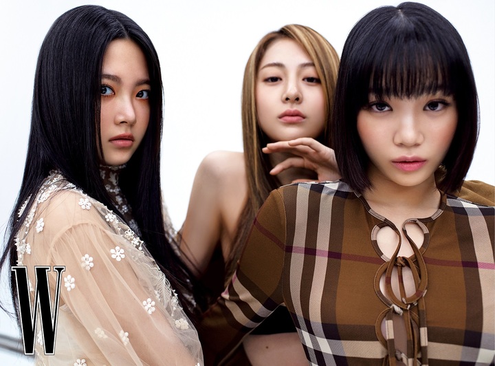 [서울=뉴시스] 르세라핌 홍은채, 허윤진, 김채원 화보 사진. 2022.05.27. (더블유 코리아 제공) photo@newsis.com *재판매 및 DB 금지