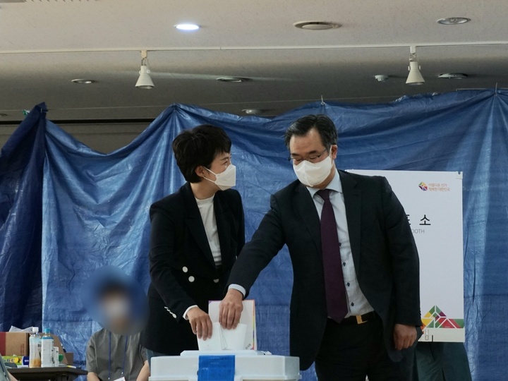 [성남=뉴시스] 이병희 기자 = 김은혜 국민의힘 경기도지사 후보가 27일 오전 6시20분께 남편 유형동씨와 함께 성남시 분당구 운중동행정복지센터 4층에 마련된 사전투표소에서 투표하고 있다. 2022.05.27. iambh@newsis.com  *재판매 및 DB 금지