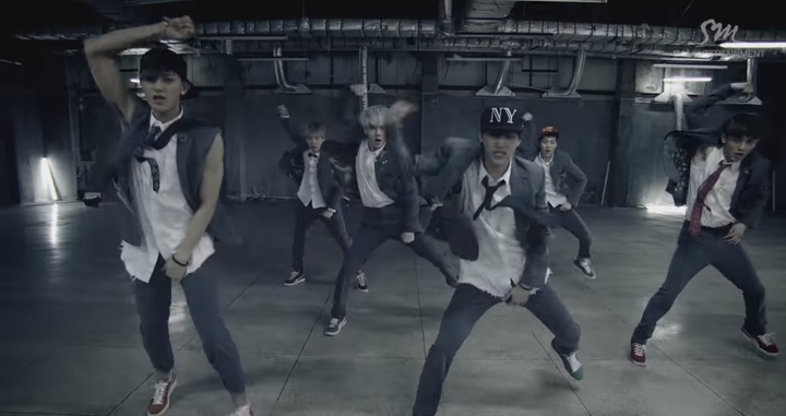 [서울=뉴시스] 엑소 '으르렁' 뮤직비디오. 2022.05.27. (사진 = SM 유튜브 캡처) photo@newsis.com *재판매 및 DB 금지