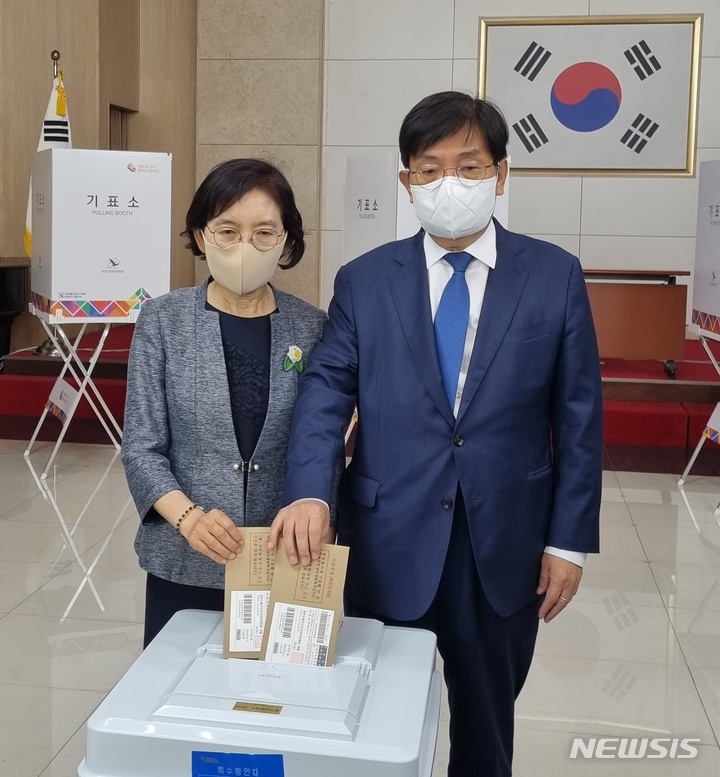 [청주=뉴시스] 안성수 기자 = 6·1지방선거 사전투표 첫 날인 27일 충북도청 대회의실 사전투표소에서 더불어민주당 노영민 충북도지사 후보 부부가 함께 투표를 진행하고 있다. 2022.05.27. hugahn@newsis.com 