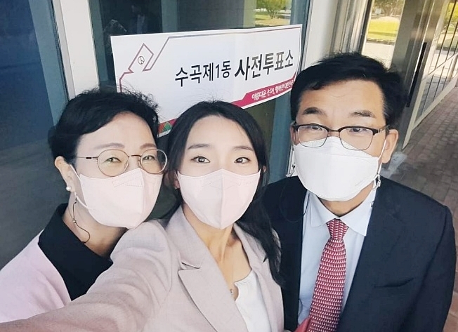 윤건영 충북교육감 후보가 27일 오전 부인 하정혜 씨, 딸 윤지섭 씨와 수곡1동에 마련된 사전투표소를 찾아 투표했다.(사진은 윤 후보 페이스북 화면 캡처)2022.05.27.kipoi@newsis.com *재판매 및 DB 금지