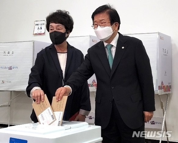 [대전=뉴시스] 조명휘 기자 = 박병석 국회의장이 27일 대전시청 1층에 마련된 사전투표소에서 부인 한명희 여사와 함께 사전투표를 하고 있다. 2022.05.27. photo@newsis.com