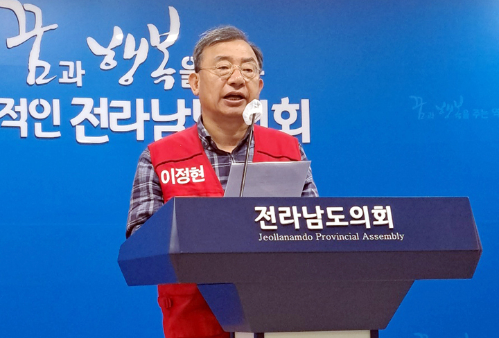 [무안=뉴시스] 이정현 국민의힘 전남지사 후보가 27일 전남도의회에서 기자회견을 하고 있다. (사진=선거캠프 제공) photo@newsis.com *재판매 및 DB 금지