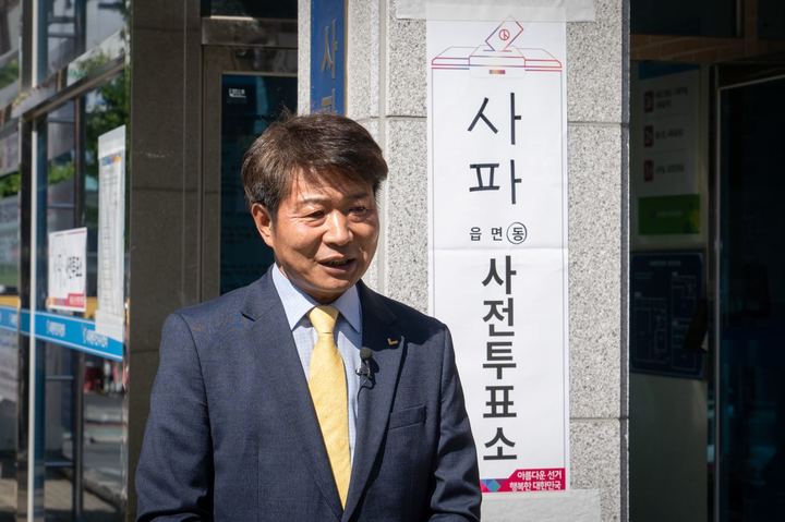 [서울=뉴시스]제8회 전국동시지방선거 사전투표가 시작된 27일 오전 여영국 정의당 상임선거대책위원장이 경남 창원 성산구 사파동 사전투표소에서 사전투표를 마쳤다. 2022.05.27. (사진=정의당 제공)