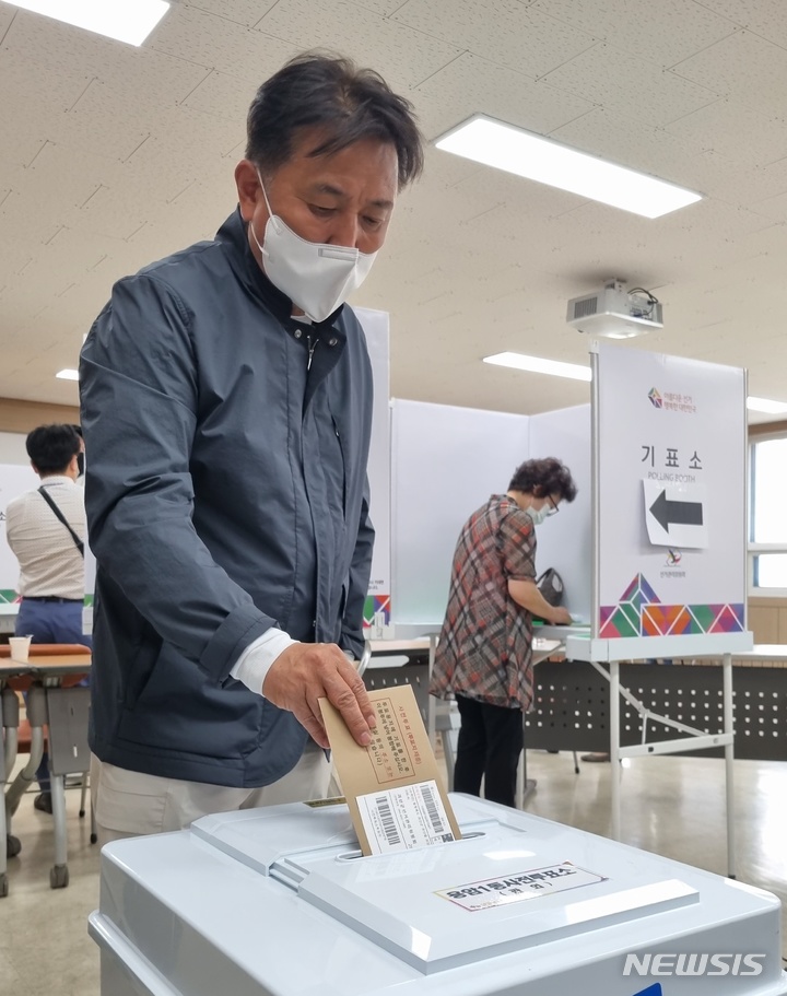 [청주=뉴시스] 안성수 기자 = 6·1지방선거 사전투표 첫 날인 27일 충북 청주시 용암1동 주민센터 사전투표소에서 국민의힘 김영환 충북도지사 후보가 투표를 진행하고 있다. 2022.05.27. hugahn@newsis.com