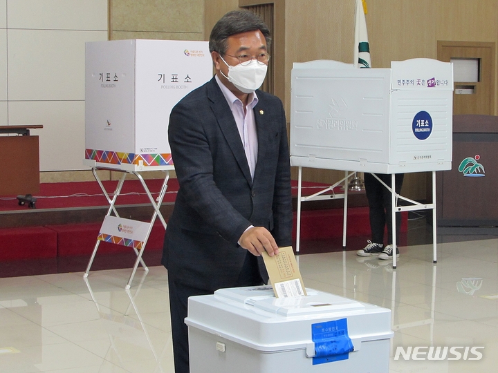 [청주=뉴시스] 천영준 기자 = 6·1 지방선거 사전투표 첫날인 27일 지원 유세를 위해 충북 청주를 찾은 더불어민주당 윤호중 공동 비상대책위원장이 충북도청 대회의실에 마련된 성안동 사전투표소에서 투표를 하고 있다. 2022.05.27.yjc@newsis.com