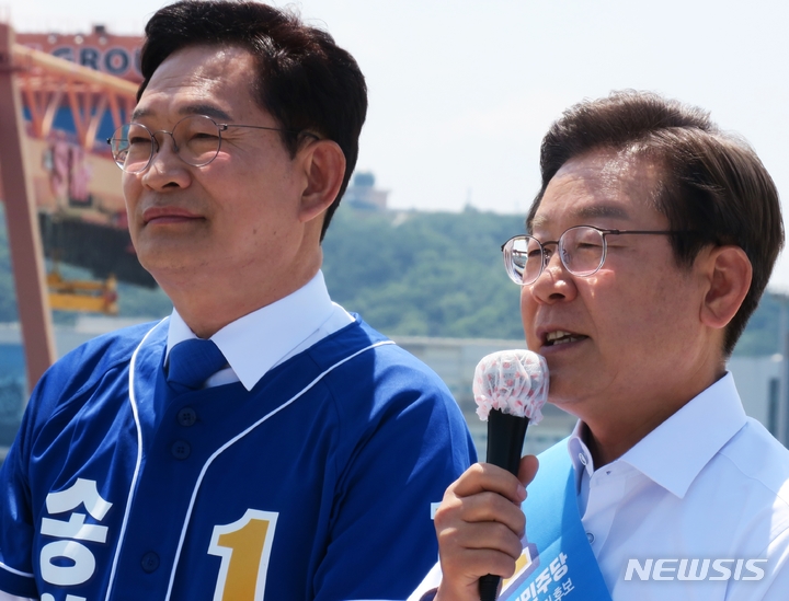 [인천=뉴시스] 김동영 기자 = 더불어민주당 송영길 서울시장 후보와 이재명 인천 계양구을 국회의원 보궐선거 후보가 27일 오전 경기 김포시 고촌읍 경인아라뱃길 아라마린센터 수변문화광장에서 기자회견을 하고 있다. 2022.05.27. dy0121@newsis.com