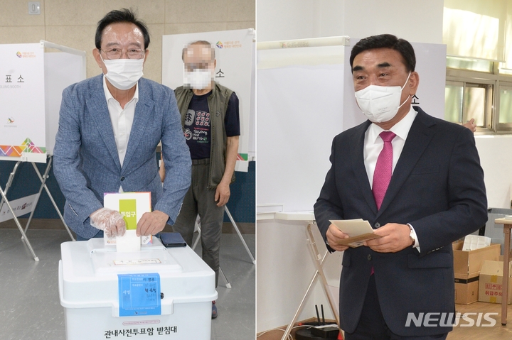 [울산=뉴시스] 배병수 기자 = 제8회 전국동시지방선거 사전투표가 치러지는 27일 더불어민주당 송철호(좌), 국민의힘 김두겸 울산시장 후보가 한표를 행사하고 있다. bbs@newsis.com
