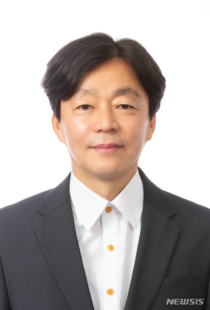 [전주=뉴시스]윤난슬 기자 = 전주문화재단은 한옥마을의 대표적 문화시설인 전주한벽문화관의 신임 관장으로 김철민(52)씨를 선정했다고 27일 밝혔다.(사진=전주문화재단 제공) 