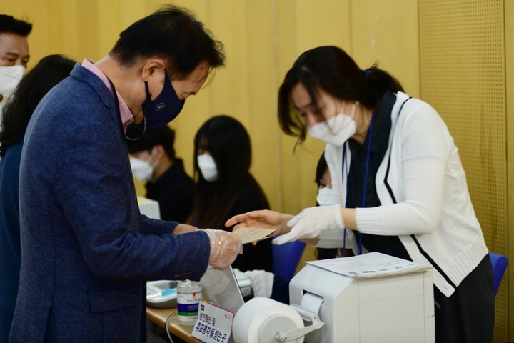 [성남=뉴시스] 임태희 경기도교육감 후보가 27일 경기 성남시 분당구 판교동 행정복지센터를 찾아 6·1 지방선거 사전투표를 했다. (사진=임태희 캠프 제공) *재판매 및 DB 금지