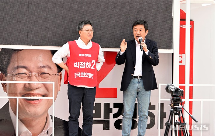 [원주=뉴시스] 이덕화 기자 = 27일 국민의힘 유의동(평택을) 국회의원이 강원 원주시 원일로 농협 앞에 마련된 박정하 원주갑 국회의원 후보 유세를 지원하고 있다. 유 의원은 이날 김진태·박정하·원강수 후보의 대표 공약인 삼성반도체 부론산단 유치를 위해 평택시가 겪은 시행착오, 협력사항, 정치인의 노력 등을 후보들과 소통하고 있다고 말했다. 2022.05.27. wonder8768@newsis.com