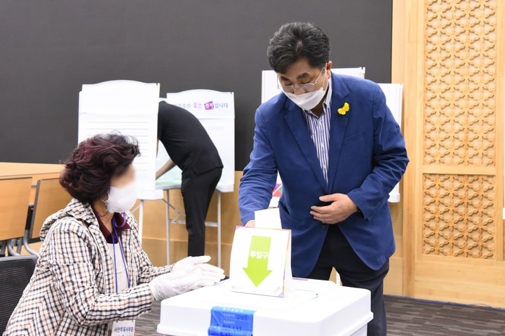 [수원=뉴시스] 성기선 경기도교육감 후보가 27일 수원시청 별관에 마련된 사전투표소를 찾아 6·1 지방선거 투표를 마쳤다. (사진=성기선 캠프 제공) *재판매 및 DB 금지