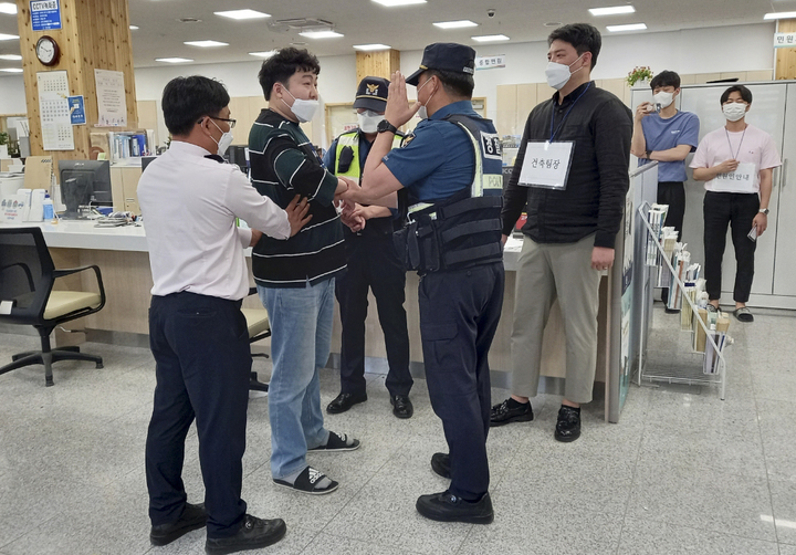 [장수=뉴시스] 한훈 기자 = 전북 장수군은 군청 민원과에서 장수경찰서와 합동으로 민원인 응대 과정에서 발생할 수 있는 폭언과 폭행 등을 가정한 대처절차를 짚은 합동훈련을 했다고 27일 밝혔다.(사진=장수군 제공).2022.05.27. photo@newsis.com *재판매 및 DB 금지