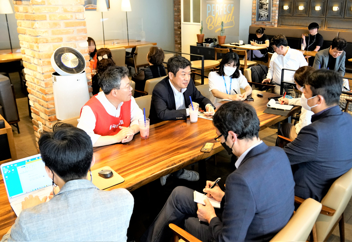 [원주=뉴시스] 이덕화 기자 = 27일 강원 원주시를 방문한 국민의힘 유의동(평택을·가운데) 국회의원이 "윤석열 정부의 반도체 클러스트 조성을 위해 평택시가 겪은 시행착오, 지자체 협력사항, 정치인의 노력 등을 박정하 후보와 긴밀히 소통하고 있다"고 말하고 있다. 2022.05.27. wonder8768@newsis.com *재판매 및 DB 금지