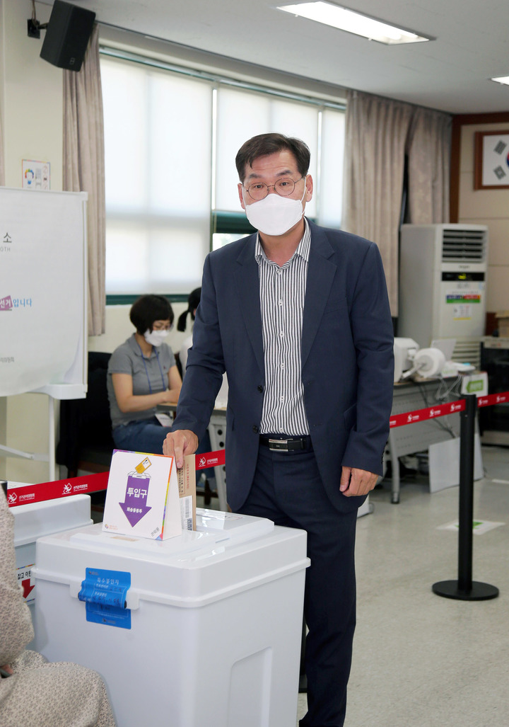 [창원=뉴시스] 강경국 기자 = 안경원 경남 창원특례시장 권한대행이 제8회 전국동시지방선거 사전투표 기간이 시작되는 첫날인 27일 오후 웅남동 행정복지센터 사전투표소를 찾아 소중한 한 표를 행사하고 있다. (사진=창원시청 제공). 2022.05.27. photo@newsis.com *재판매 및 DB 금지