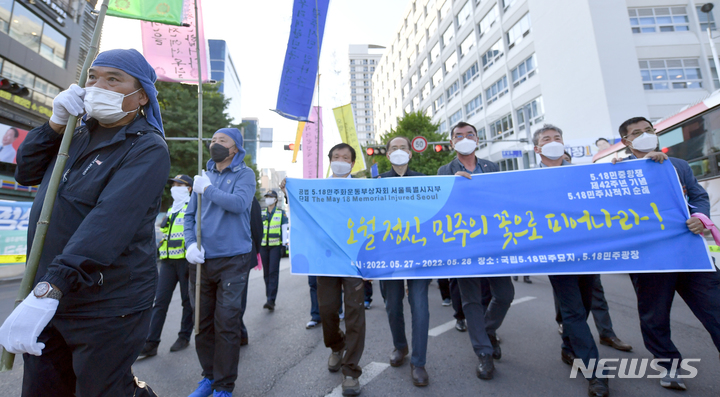 [광주=뉴시스] 이영주 기자 = 5·18 당시 목숨을 희생한 민주열사들의 넋을 기리는 부활제가 열린 27일 오후 광주 동구 금남로에서 부활제 참가자들의 만장기 행렬이 이어지고 있다. 2022.05.27. leeyj2578@newsis.com