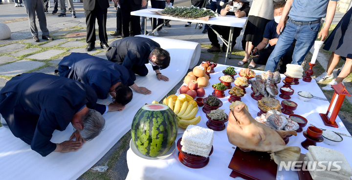 [광주=뉴시스] 이영주 기자 = 5·18 당시 목숨을 희생한 민주열사들의 넋을 기리는 부활제가 열린 27일 오후 광주 동구 옛 전남도청 앞에서 민주열사들을 향한 제례가 엄수되고 있다. 2022.05.27. leeyj2578@newsis.com