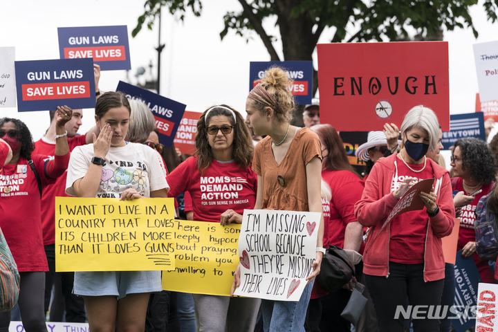 [워싱턴=AP/뉴시스] 26일(현지시간) 워싱턴 의사당 앞에서 시위대가 상원 민주당원과 합류해 텍사스 초등학교 총기 난사와 관련해 총기 규제 조치를 요구하고 있다. 공화당 소속의 총기 옹호론자인 그레그 애벗 텍사스 주지사는 “강력한 총기 규제법이 해결책은 아니다"라며 “지역사회의 정신 건강 관리에 힘을 쏟아야 한다”라고 주장했다. 2022.05.27.