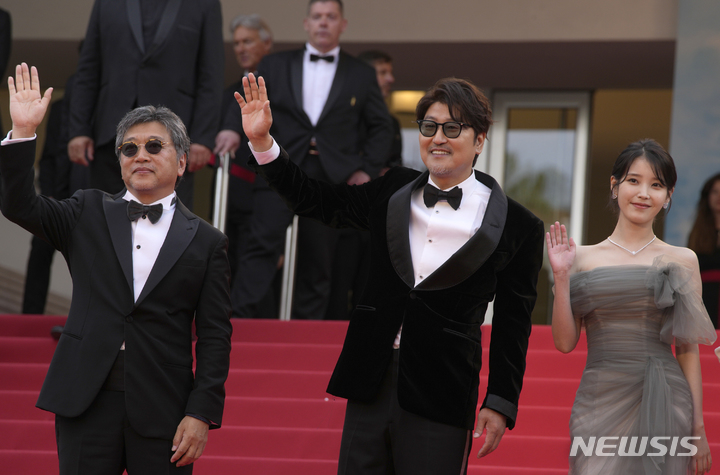 [칸=AP/뉴시스] 영화 '브로커'의 고레에다 히로카즈(왼쪽부터) 감독과 배우 송강호, 이지은(아이유)이 26일(현지시간) 프랑스 칸에서 열린 제75회 칸 국제영화제 '브로커' 공식 시사회에 도착해 레드 카펫에 올라 포토타임을 갖고 있다. 2022.05.27.