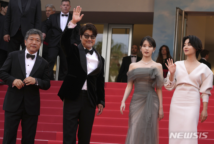 [칸=AP/뉴시스] 영화 '브로커' 감독과 출연진이 26일(현지시간) 프랑스 칸에서 열린 제75회 칸 국제영화제 '브로커' 공식 시사회에 도착해 레드 카펫에 올라 포토타임을 갖고 있다. 왼쪽부터 고레에다 히로카즈 감독, 배우 송강호, 이지은(아이유), 이주영. 2022.05.27.